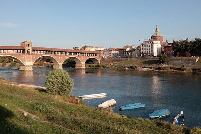 Po river canals tow-path